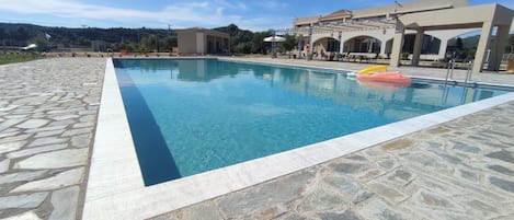 Piscine extérieure (ouverte en saison)