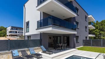 Apartment (Three Bedroom Apartment) | Pool