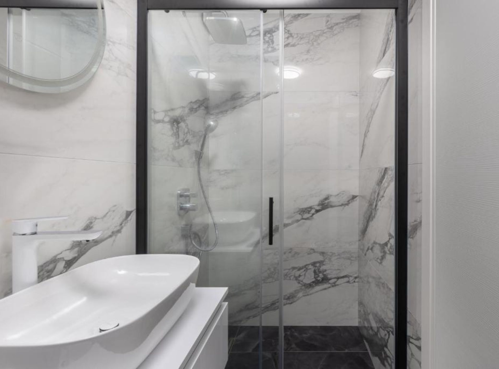 Apartment (Three Bedroom Apartment) | Badezimmer | Dusche, Handtücher