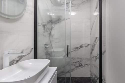 Apartment (Three Bedroom Apartment) | Badezimmer | Dusche, Handtücher