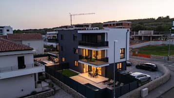 Apartment (Three Bedroom Apartment) | Außenbereich