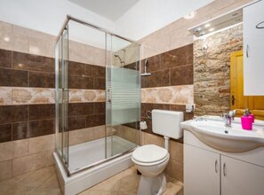 House (Holiday Home Luna) | Bathroom | Shower, towels - Holiday Home Luna (Vodnjan)