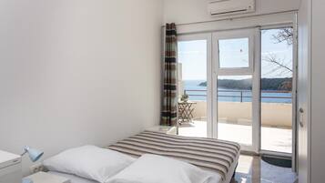 Studio (Superior Studio Apartment with Terrac) | Cribs/infant beds