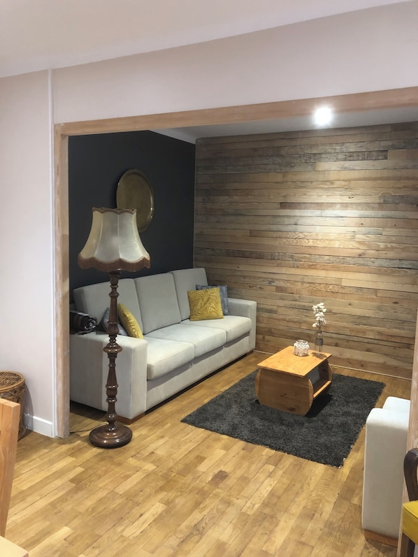 Fernseher, Tischtennisplatte