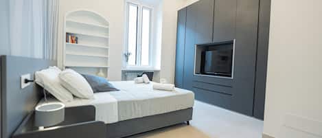 3 habitaciones, escritorio y tabla de planchar con plancha