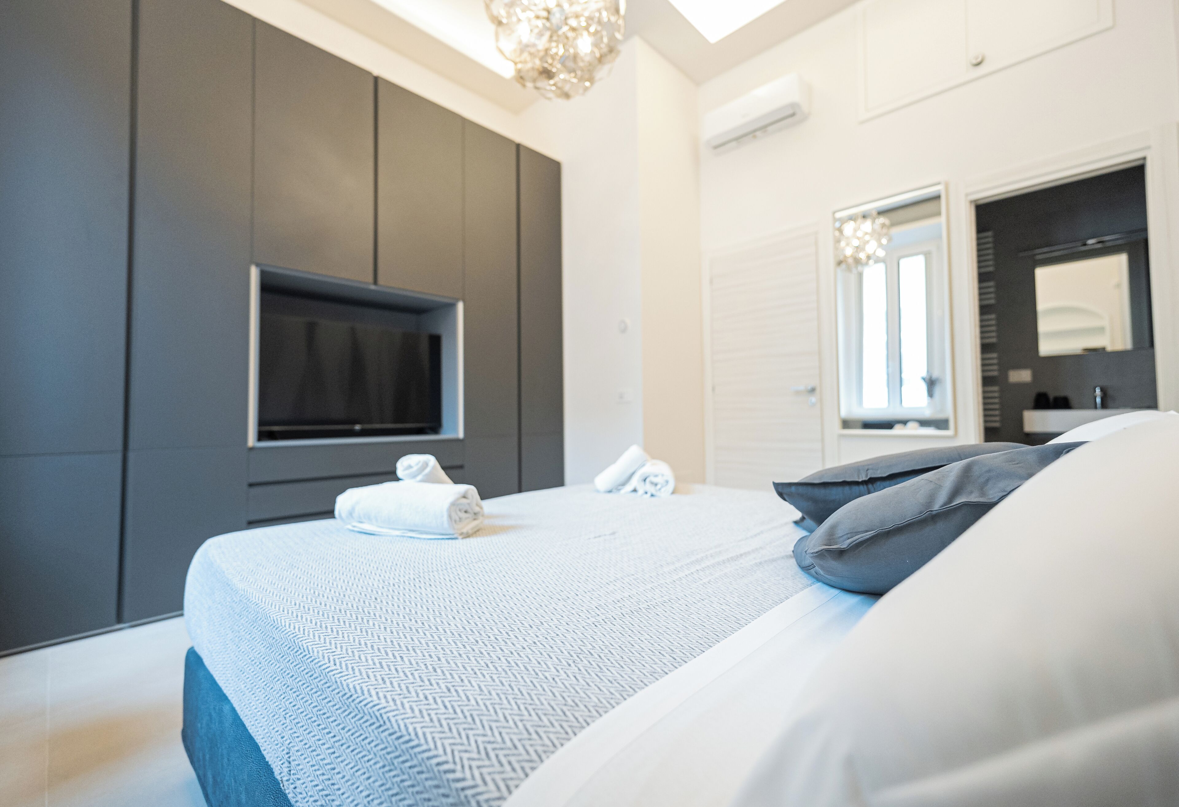 3 bedrooms, desk, iron/ironing board, travel crib