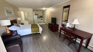 Een bureau, een laptopwerkplek, een strijkplank/strijkijzer, gratis wifi