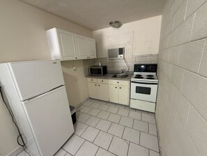 Chambre simple Deluxe | Cuisine privée | Réfrigérateur, four à micro-ondes, un four, surface de cuisson