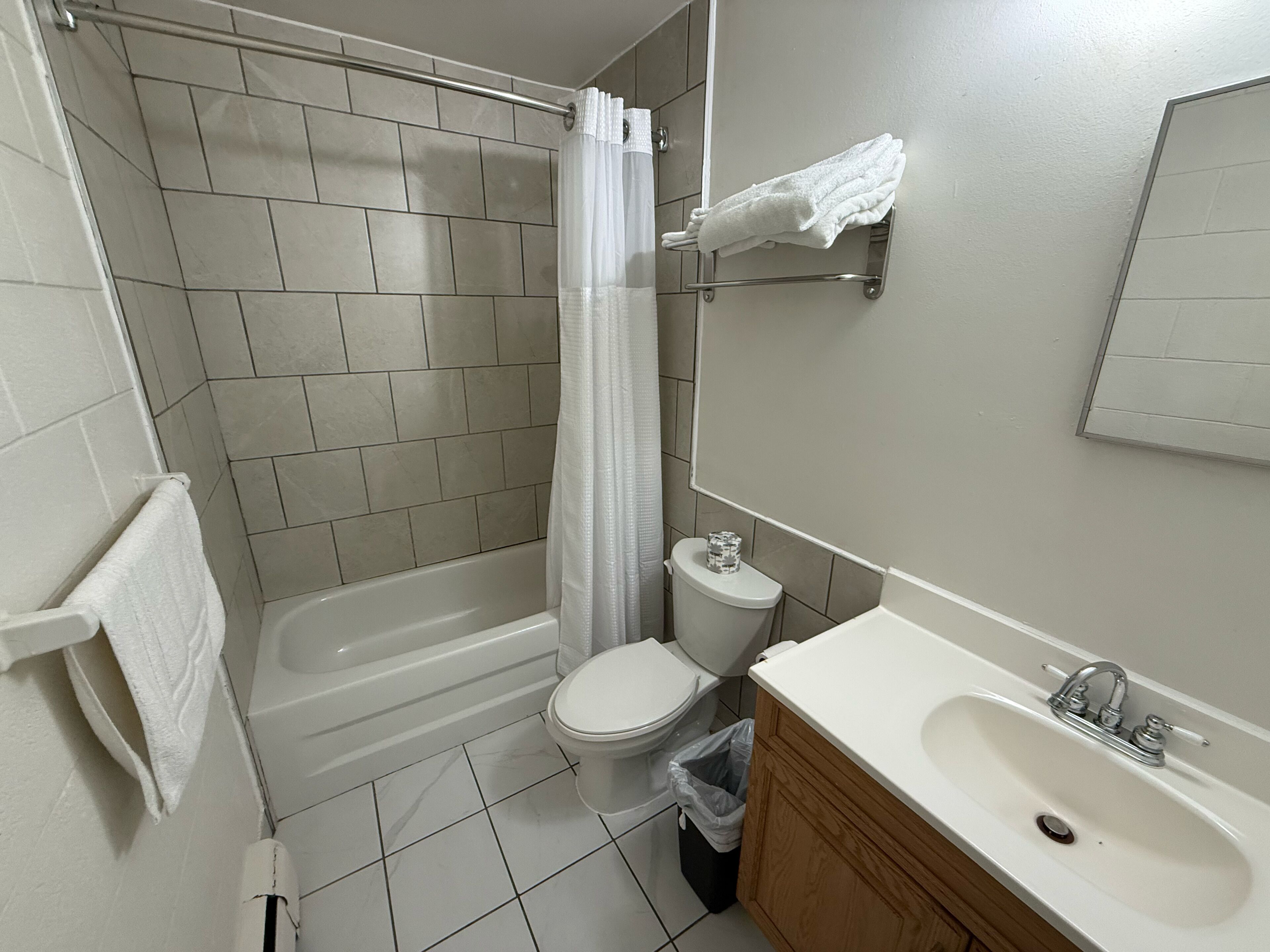 Deluxe Single Room | Bathroom | Towels, soap, shampoo, toilet paper