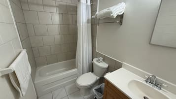 Deluxe Single Room | Bathroom | Towels, soap, shampoo, toilet paper