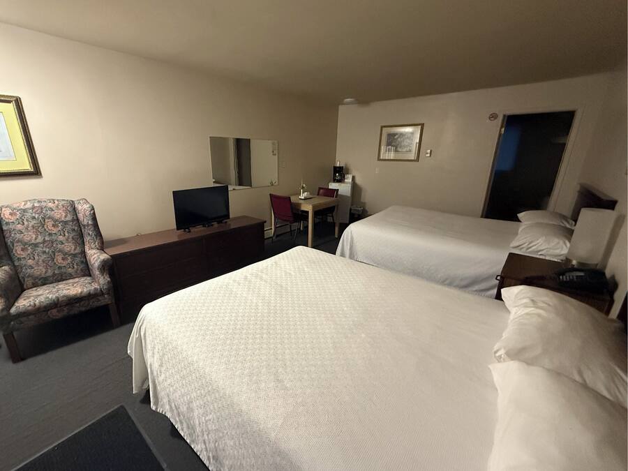 Desk, laptop workspace, iron/ironing board, free WiFi