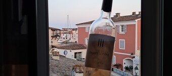 Studio in a mythical tower on the water at the entrance to Porte Grimaud with parking lot