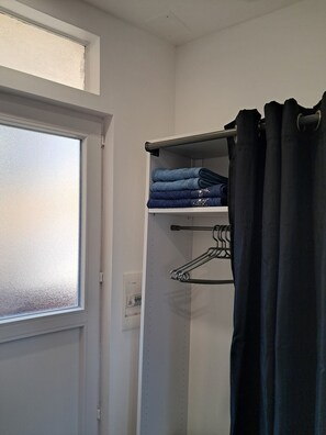 Interior - Studio in a mythical tower on the water at the entrance to Porte Grimaud with parking lot (Grimaud)