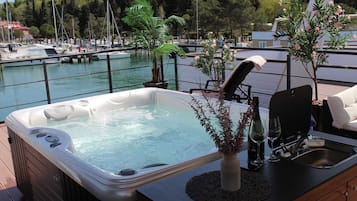 Departamento (Two Bedroom Floating House) | Alberca