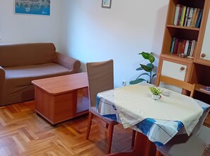 Studio (Apartments Petrova) | Living room | 32-inch flat-screen TV with cable channels - Apartment Petrova (Zagreb)