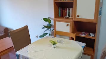 Estudio (Apartments Petrova) | Sala de estar | Televisión de pantalla plana de 32 pulgadas con canales por cable