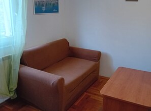 Estudio (Apartments Petrova) | Sala de estar | Televisión de pantalla plana de 32 pulgadas con canales por cable 