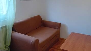 Estudio (Apartments Petrova) | Sala de estar | Televisión de pantalla plana de 32 pulgadas con canales por cable