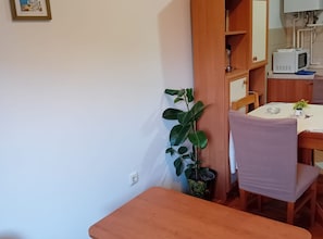 Studio (Apartments Petrova) | Woonkamer | Een 32-inch flatscreentelevisie met kabelzenders