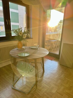 Dining - Central apartment with parking space, right next to the park and in the old town. (Graz)