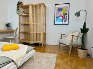 1 bedroom, WiFi, bed sheets - Central apartment with parking space, right next to the park and in the old town. (Graz)