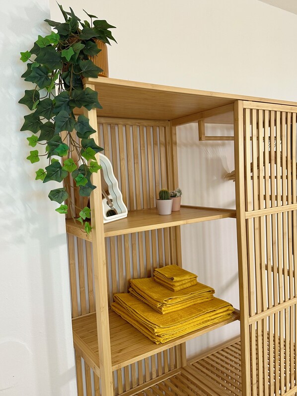 Interior - Central apartment with parking space, right next to the park and in the old town. (Graz)