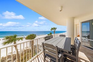 Ein Balkon mit Blick auf Strand und Meer.