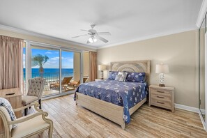 4 slaapkamers, een bureau, een strijkplank/strijkijzer, wifi