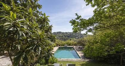Appartement dans une copropriété. Piscine partagée.
Vue baous, un havre de paix.