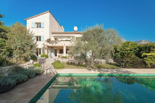 Apartment in a condominium. Shared pool. Vue baous, a haven of peace.