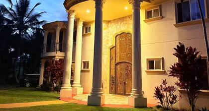 Family Retreat Near Akaka Falls – Sleeps 7 & BBQ