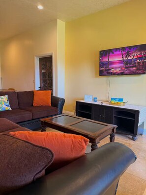 Living area - Family Retreat Near Akaka Falls – Sleeps 7 & BBQ (Hakalau)