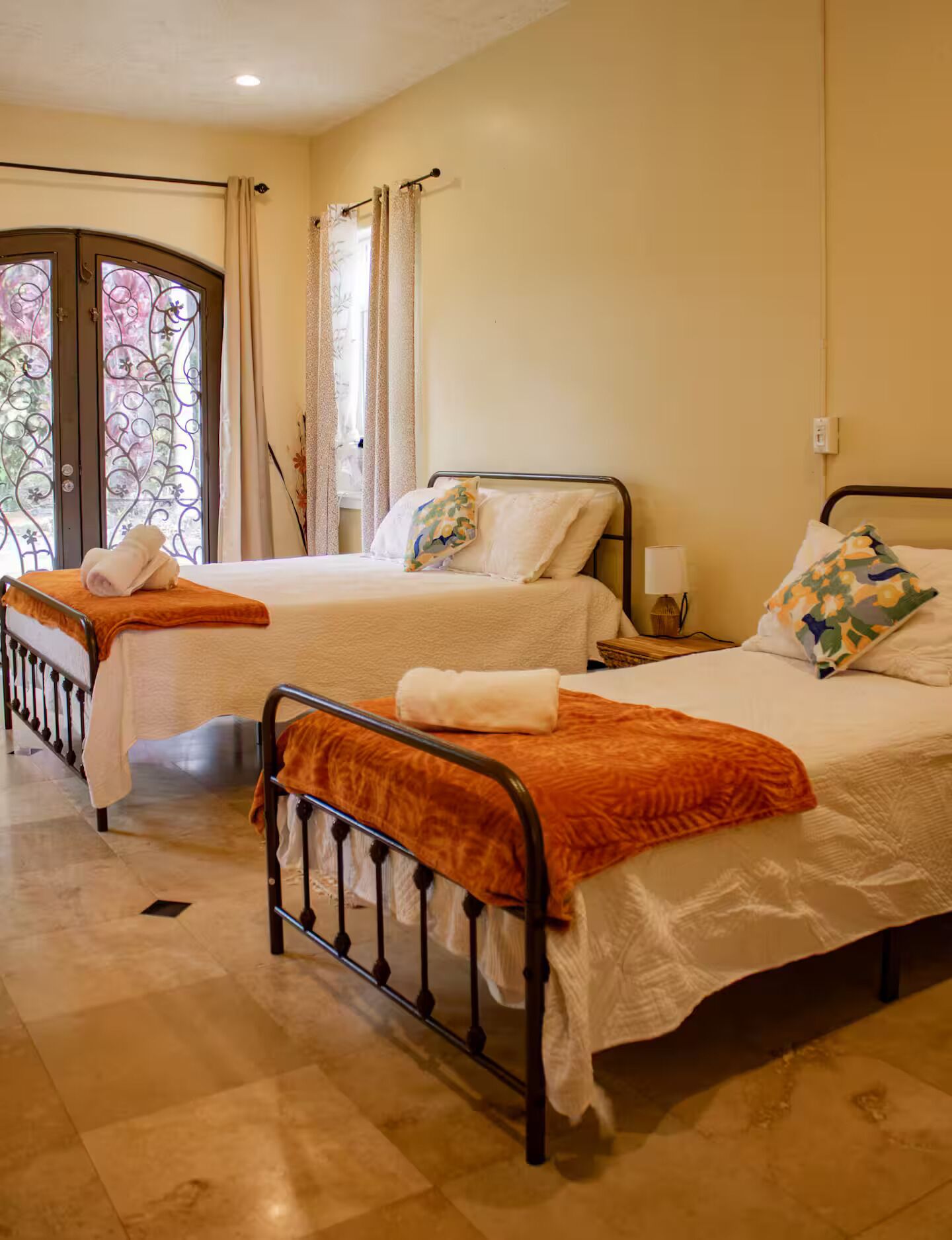 2 多间卧室、熨斗/熨衣板、WiFi、床单