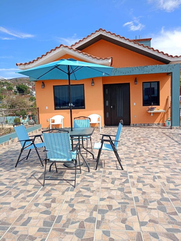 Outdoor dining - Enchanting 2-bedroom apartment with WiFi in San Agustín de las Juntas (San Agustín de las Juntas)