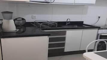 Standard Apartment | Private kitchen | Fridge, microwave, blender, cookware/dishes/utensils