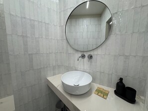 Een haardroger, handdoeken, zeep, toiletpapier