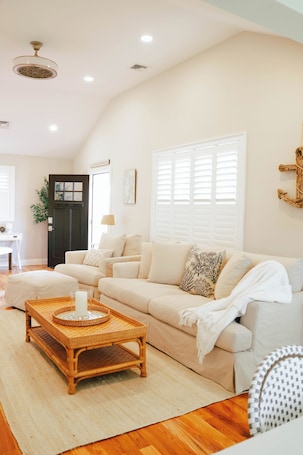 Smart TV. Charming Scarborough Beach, Narragansett 3-bedroom home getaway