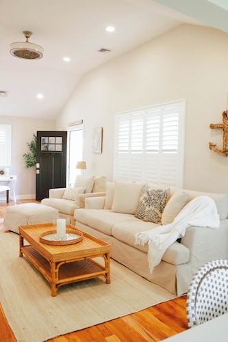 Charming Scarborough Beach, Narragansett 3-bedroom home getaway