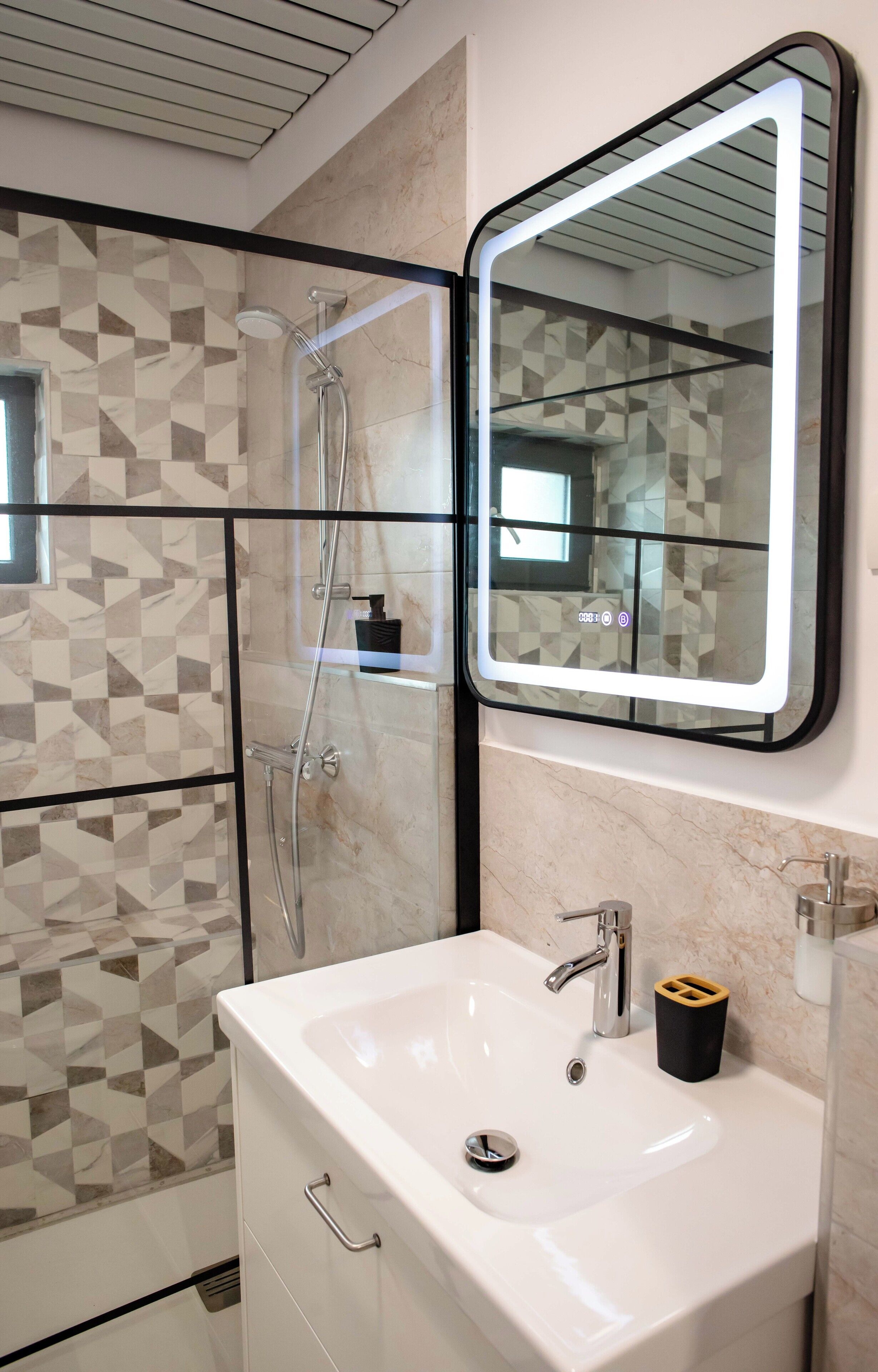 Comfort Studio Suite, Balcony, City View | Bathroom | Shower, soap, shampoo, toilet paper