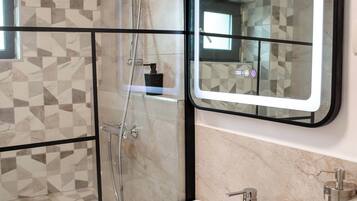 Comfort studio suite, balkon, uitzicht op de stad | Badkamer | Een douche, zeep, shampoo, toiletpapier