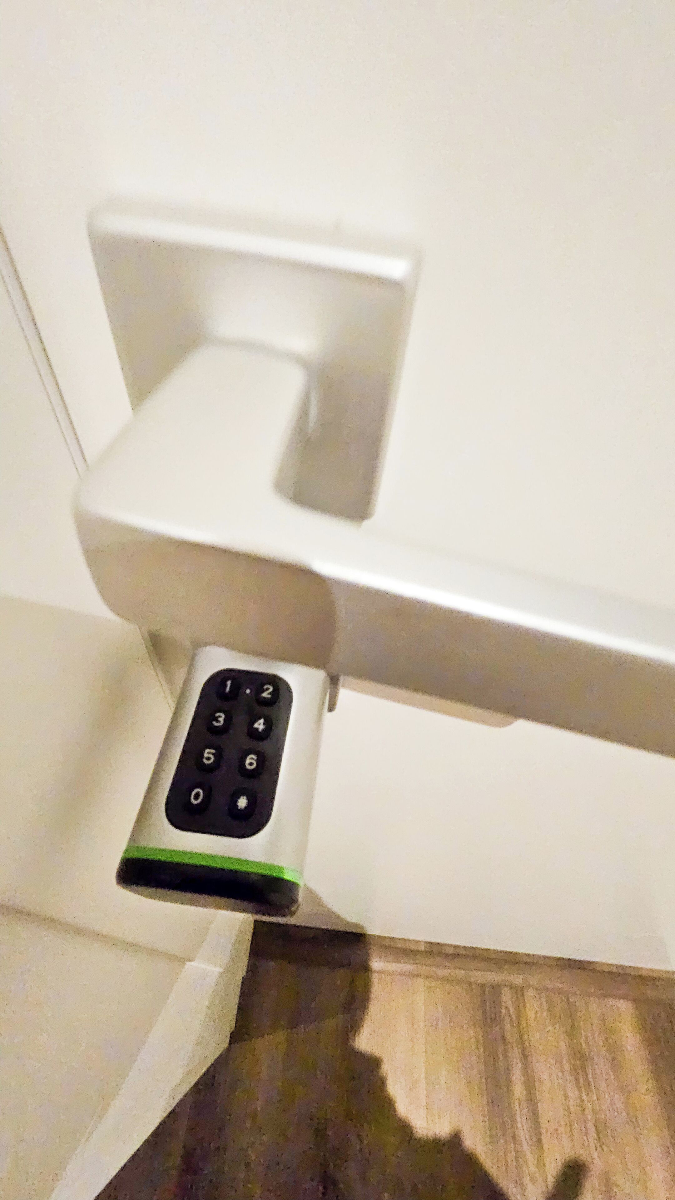 Ein Badezimmer mit einer weißen Toilette und einer Fußpedal-Bedienung.