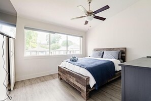 2 室のベッドルーム、アイロン / アイロン台、WiFi、ベッドシーツ