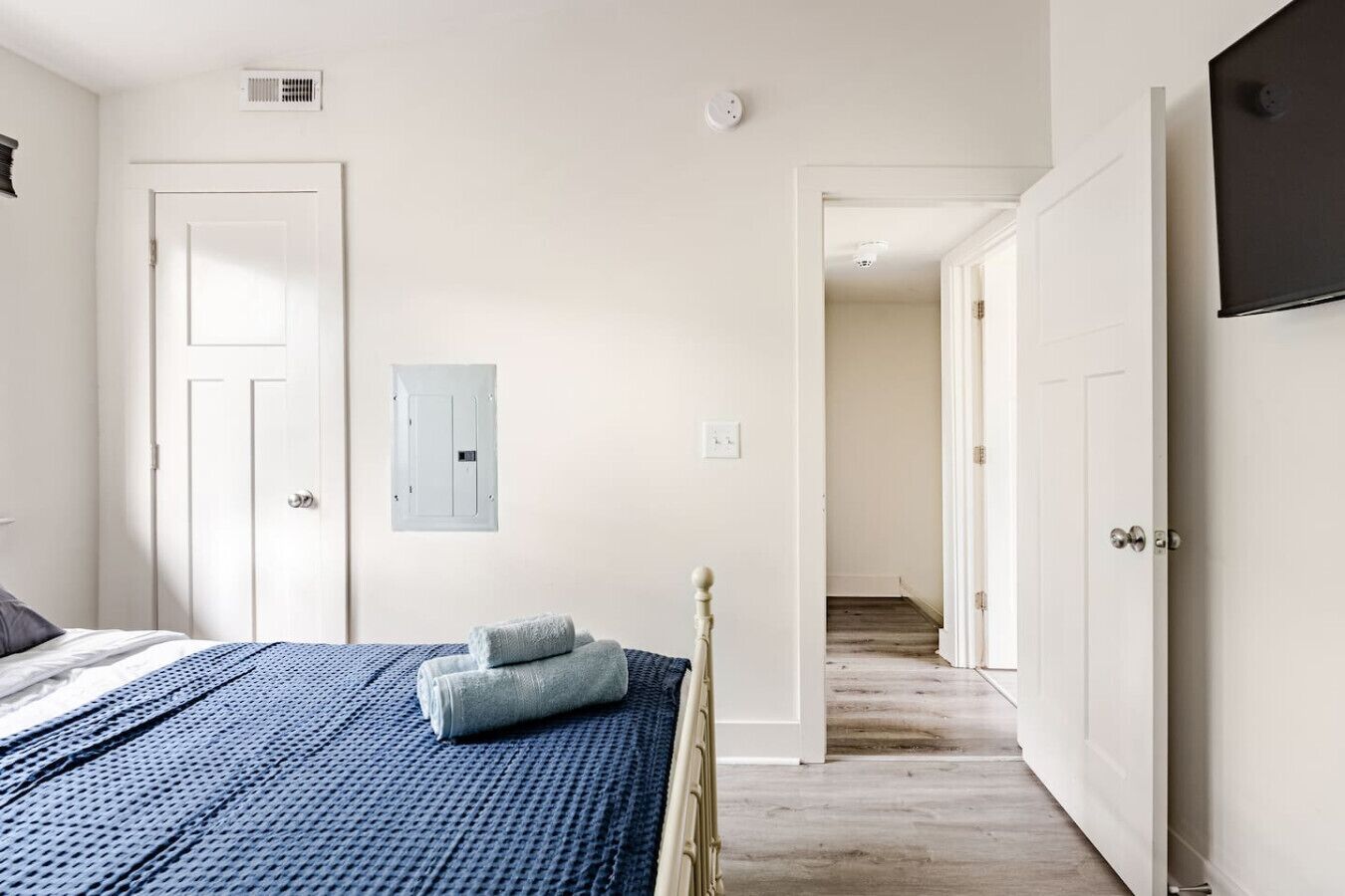 Iron/ironing board, WiFi, bed sheets