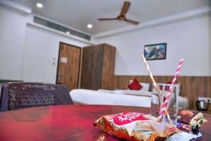 Desk, free WiFi, bed sheets - MSVG Residency (Palayankottai)