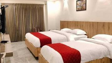 Escritorio, wifi gratis y ropa de cama