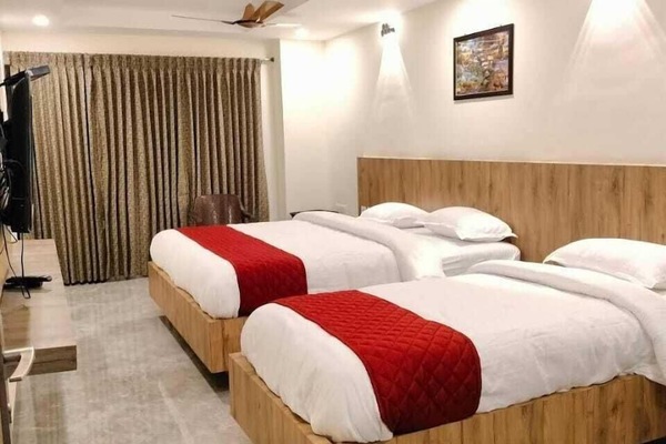 Comfort Room | Desk, WiFi (free), bed sheets