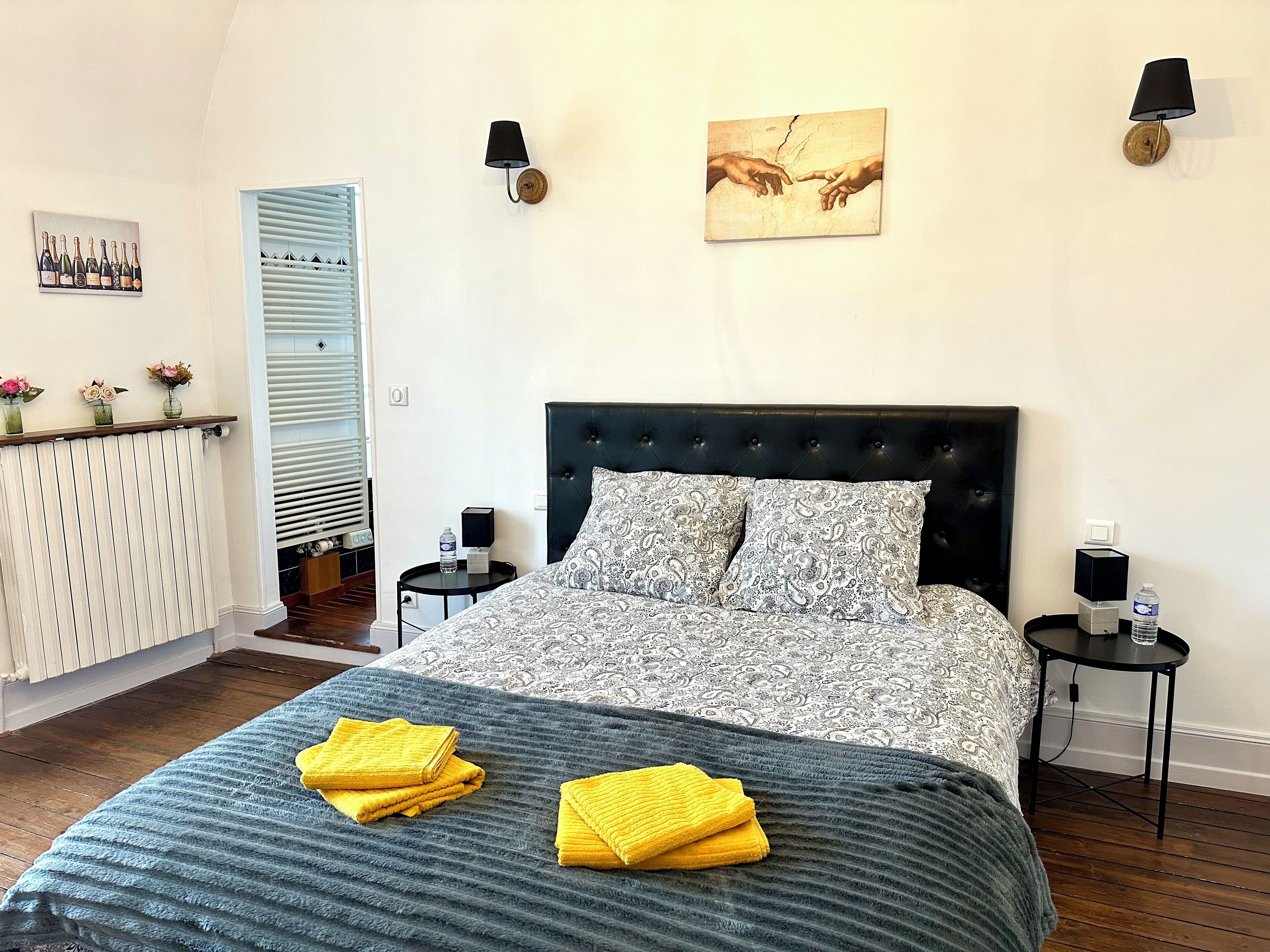 7 chambres, bureau, fer et planche à repasser, lit parapluie