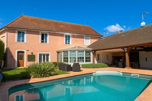 Una piscina al aire libre