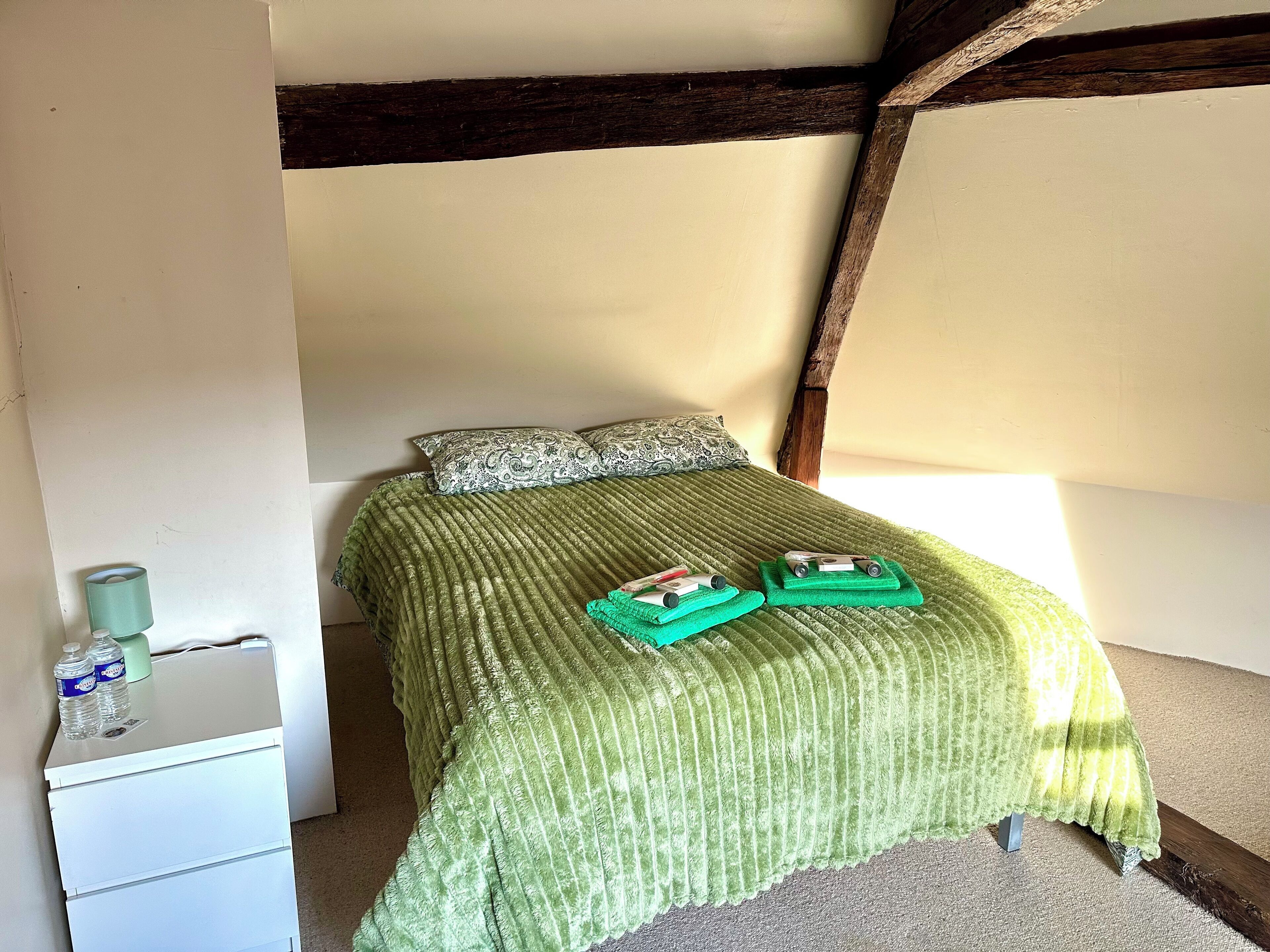 7 chambres, bureau, fer et planche à repasser, lit parapluie