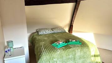 7 bedrooms, desk, iron/ironing board, travel crib